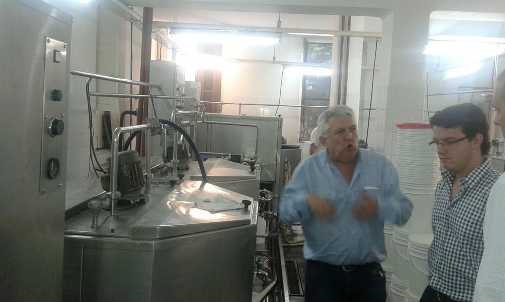 SucCorrientes's tweet photo. Hoy visitamos Helados Garavano Srl. invirtió en Máq. Fab de Helado con aval de @Garantizar @leorial @Cribork https://t.co/2q0mZNEMi7