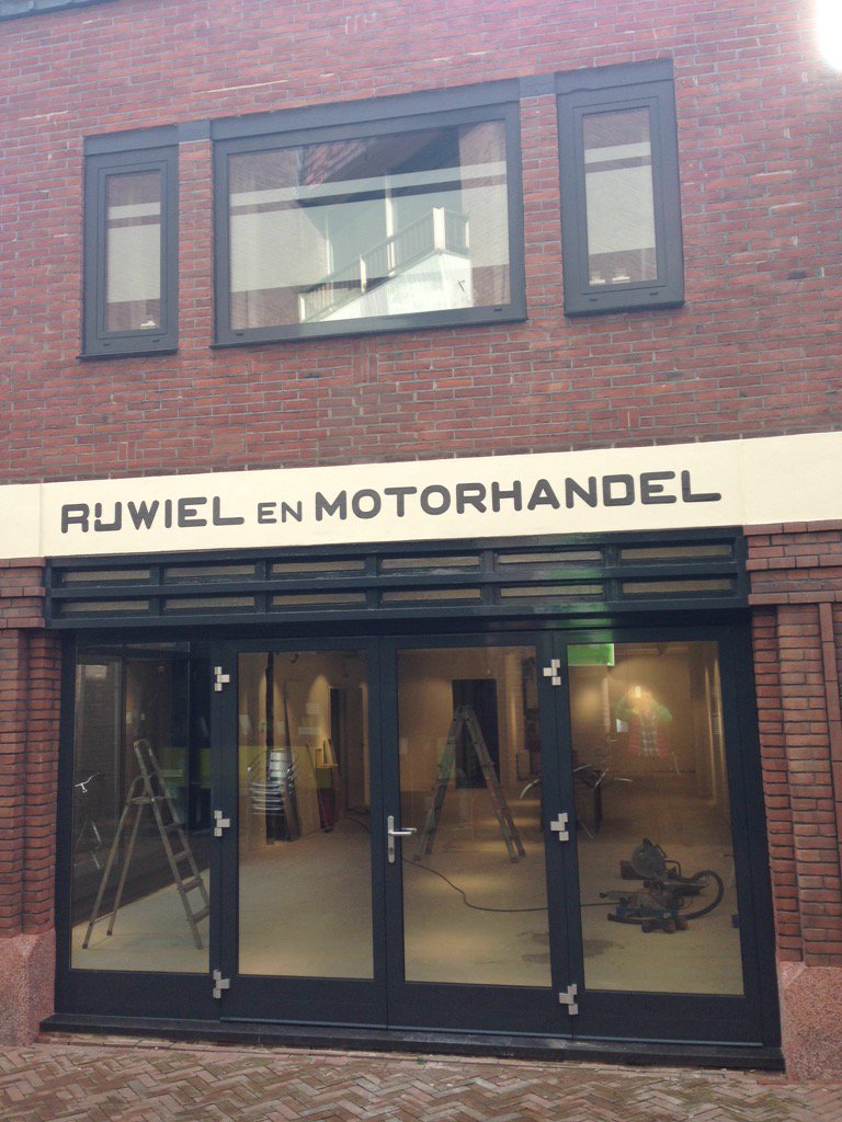 055_samenwerken's tweet photo. Mooi gerenoveerde pandje Kapelstraat is in gebruik genomen door vml overbuurman Spellenwinkel 'De Wammus' https://t.co/UGYAOJfEni