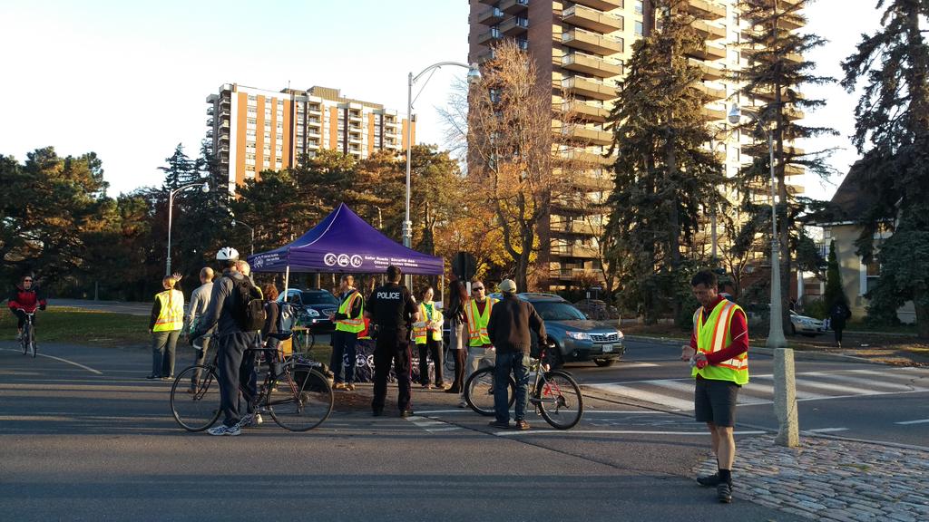 ottthisweek's tweet photo. No lights? @BikeOttawa @ottawacity are handing out free bike lights at the Corktown Bridge until 5:30 https://t.co/Sg9OKd7LZW