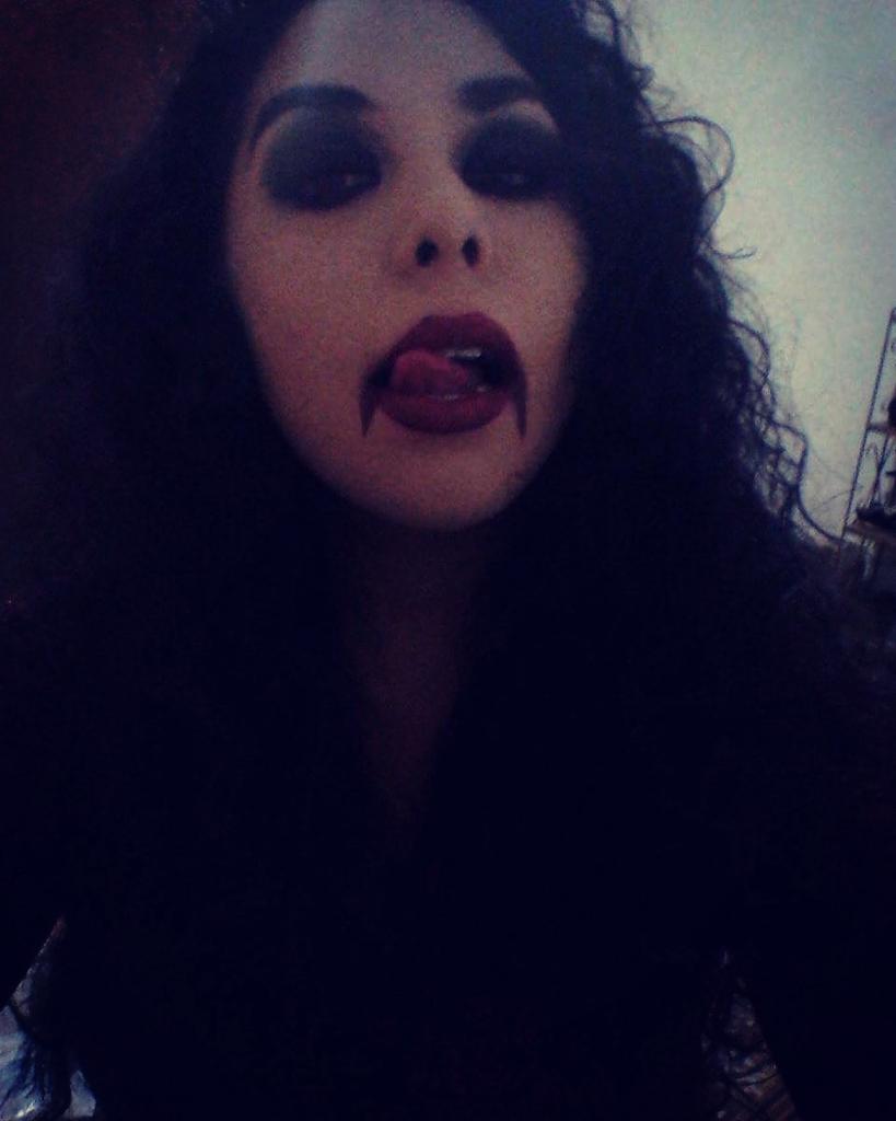 suaw1993's tweet photo. Vampire  :3 https://t.co/IdULkAGMFs