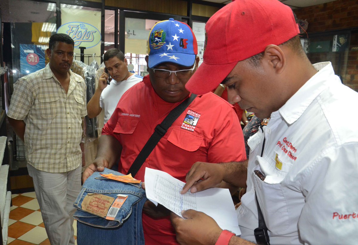 apuertocabello's tweet photo. Comisión Municipal inspeccionó comercio de ropa "Team Sport". obtenían hasta 100% de ganancia @rafaellacava10 #Venta https://t.co/oxHbaW04uO