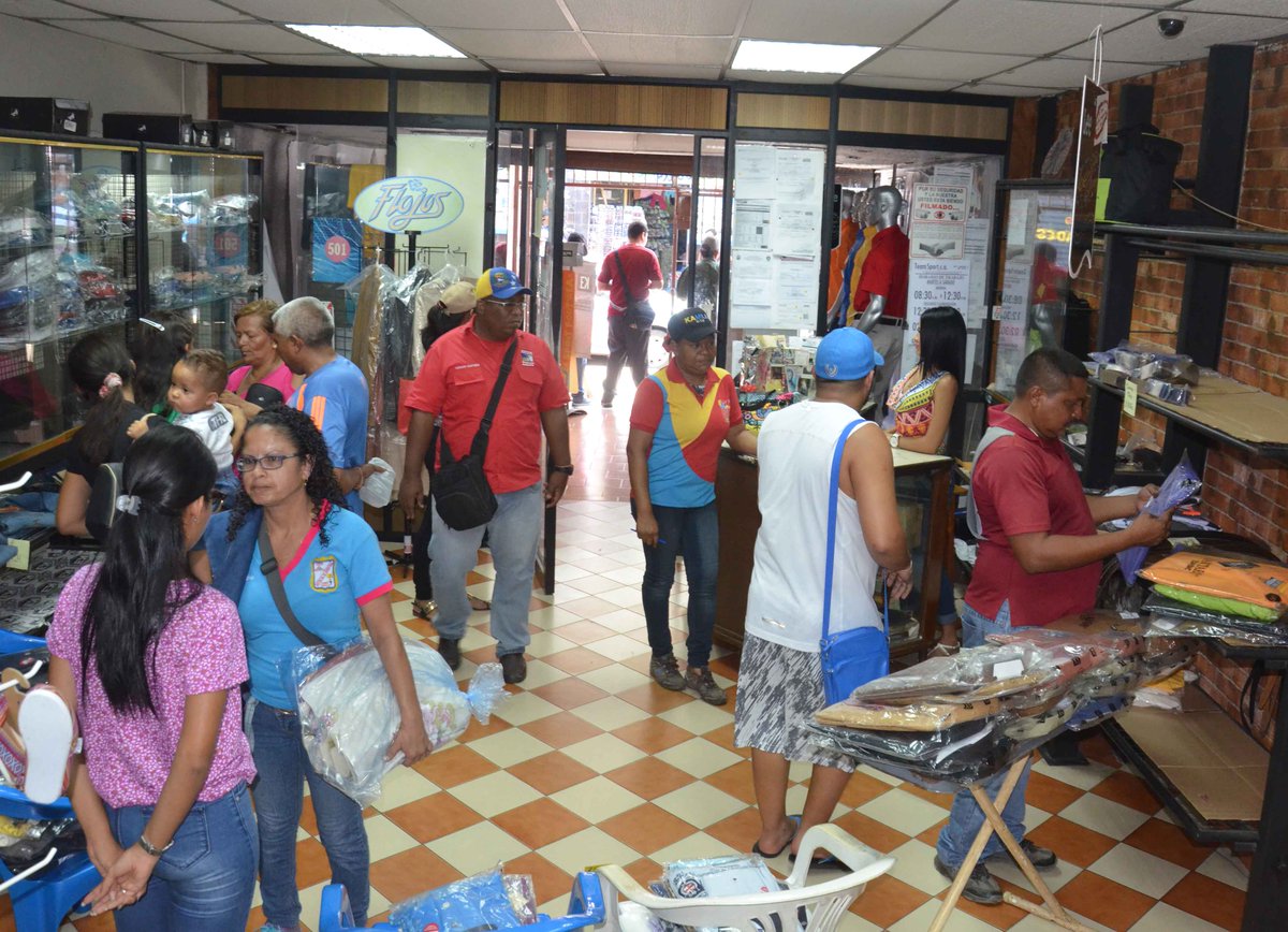apuertocabello's tweet photo. Comisión Municipal inspeccionó comercio de ropa "Team Sport". obtenían hasta 100% de ganancia @rafaellacava10 #Venta https://t.co/oxHbaW04uO