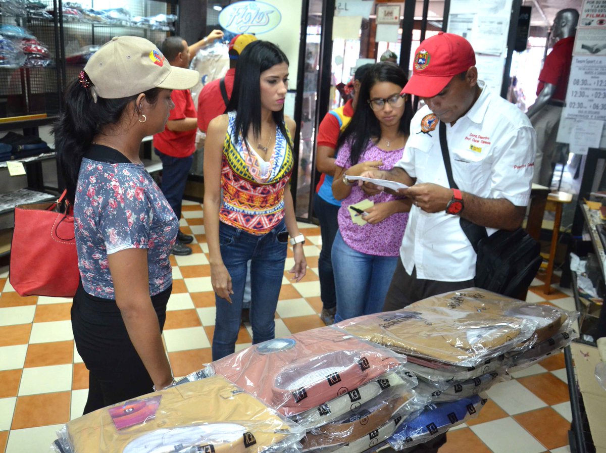 apuertocabello's tweet photo. Comisión Municipal inspeccionó comercio de ropa "Team Sport". obtenían hasta 100% de ganancia @rafaellacava10 #Venta https://t.co/oxHbaW04uO