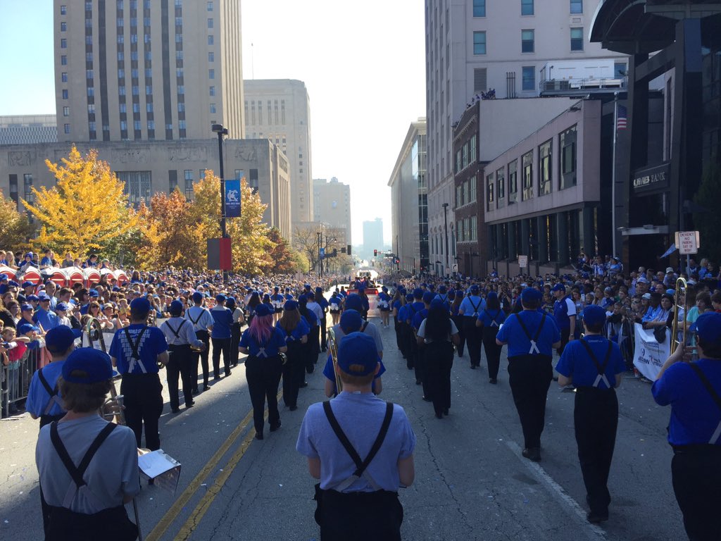 whsprideband's tweet photo. So proud of these students! #tonkanation #RoyalsParade #foreverRoyal @NKCSchools @PrincipalTonka @kctv5 https://t.co/XkBE6wQGM1