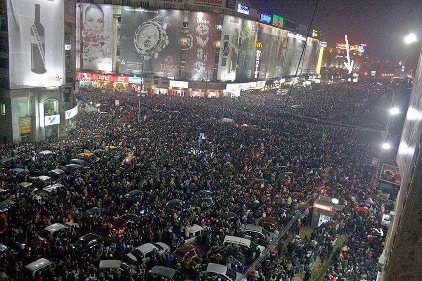 asdjklIbieber's tweet photo. #Bucharest  right now !! #revolution #war #bucharestcolectiv #nouanepasa https://t.co/fYGGGfnWTi
