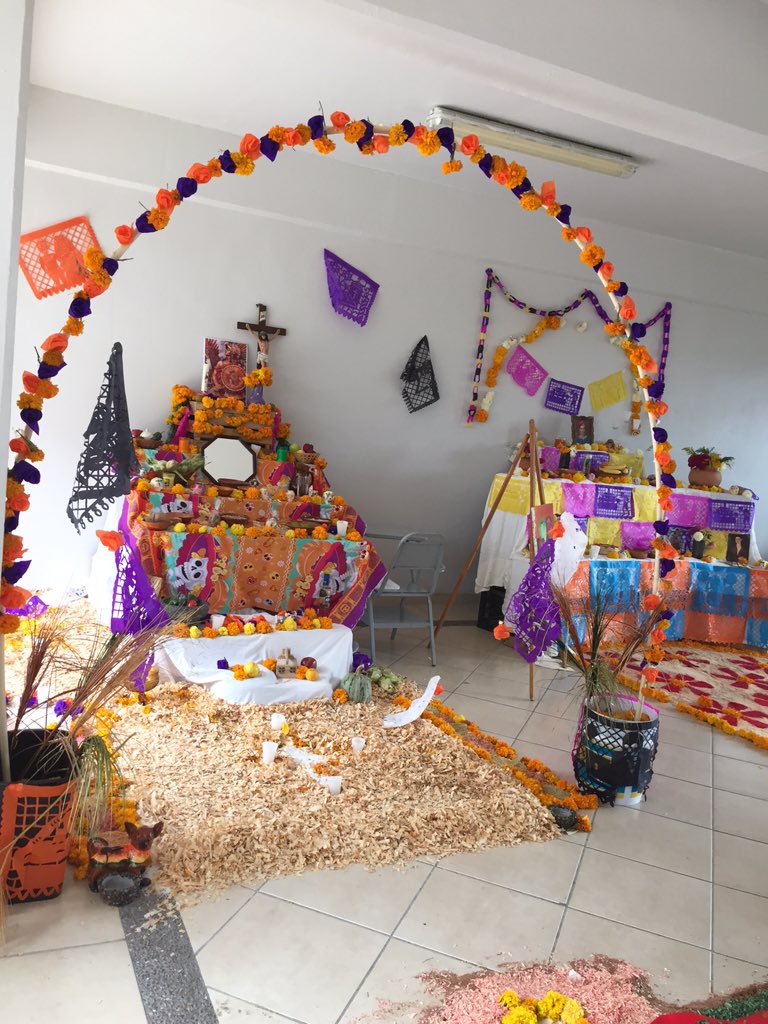 maravilla1977's tweet photo. Niños de kinder fueron a pedir muerto a la #UADCZ a ver los altares y a ver a la #Catrina 😘 https://t.co/wPDYKOJem1