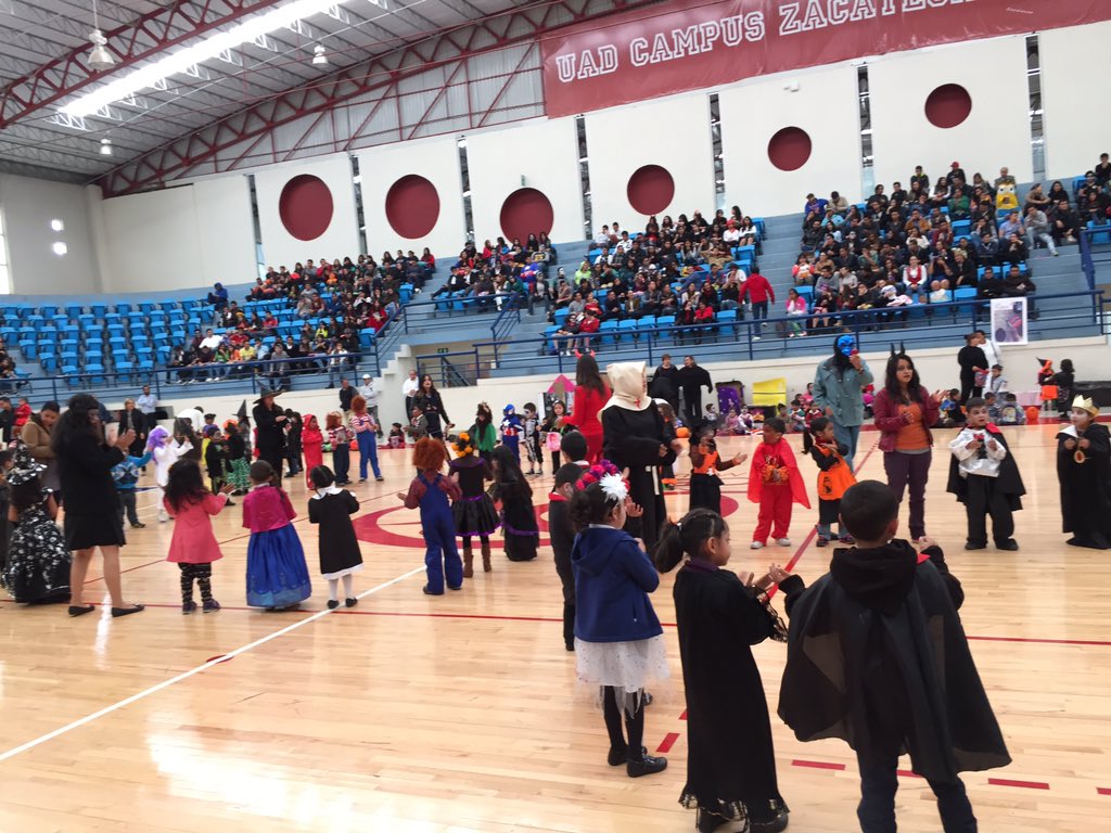 maravilla1977's tweet photo. Niños de kinder fueron a pedir muerto a la #UADCZ a ver los altares y a ver a la #Catrina 😘 https://t.co/wPDYKOJem1