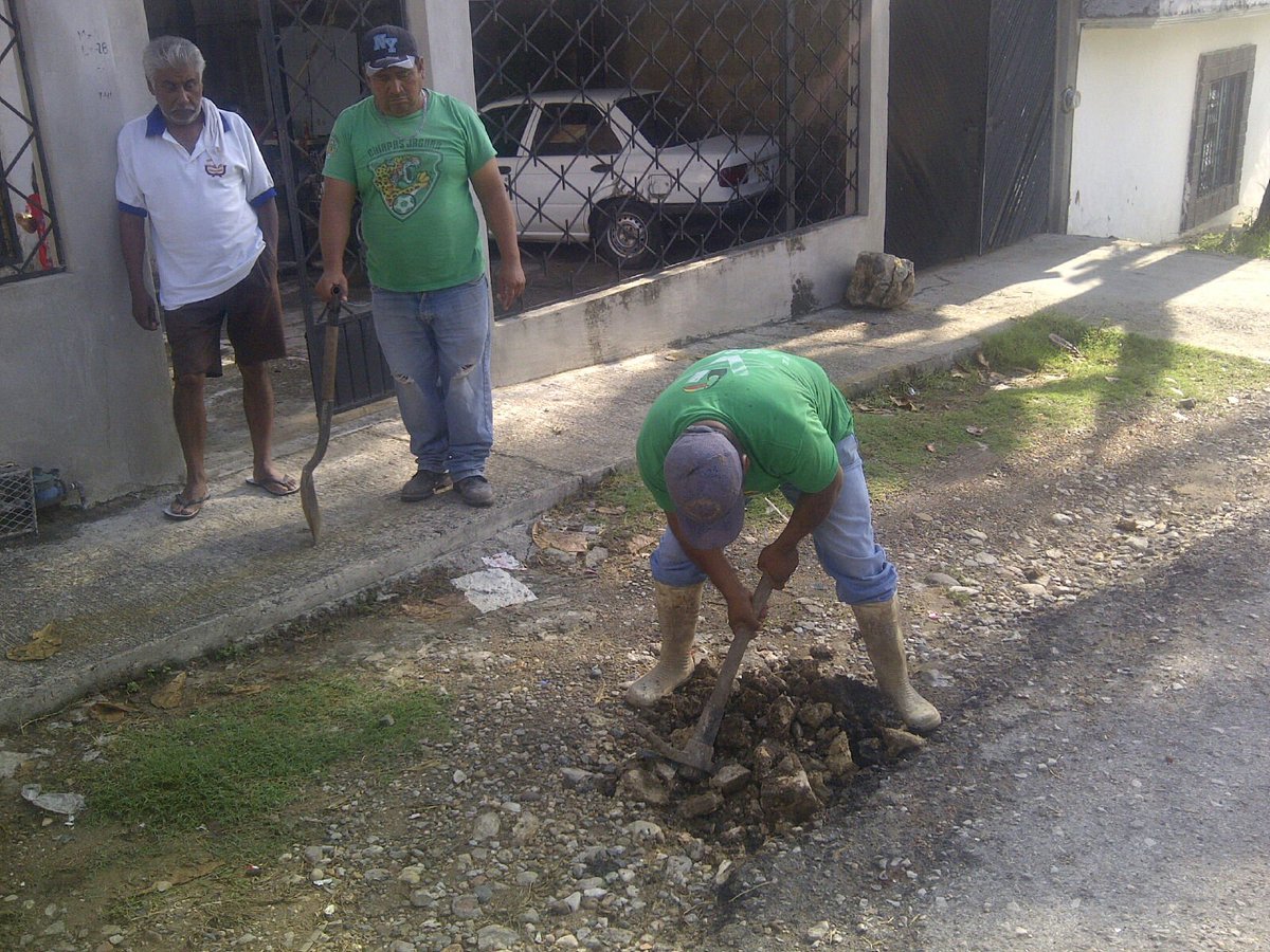 TuxtlaSMAPA's tweet photo. Personal del #SMAPA repara fugas de agua de tubería de 3" de diámetro, en diferentes calles de la Colonia Shanká. https://t.co/Ak0AYT5Get