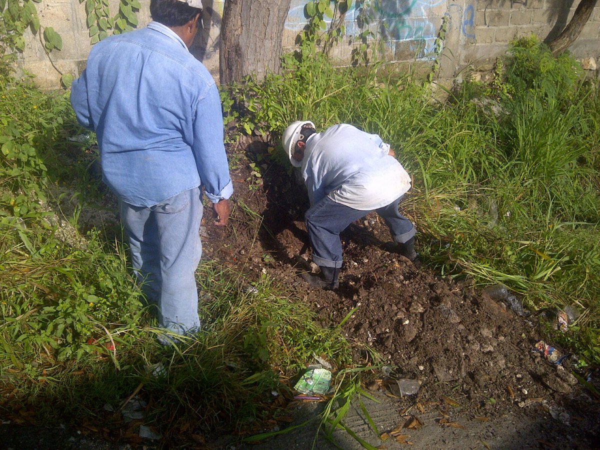 TuxtlaSMAPA's tweet photo. Personal del #SMAPA repara fugas de agua de tubería de 3" de diámetro, en diferentes calles de la Colonia Shanká. https://t.co/Ak0AYT5Get