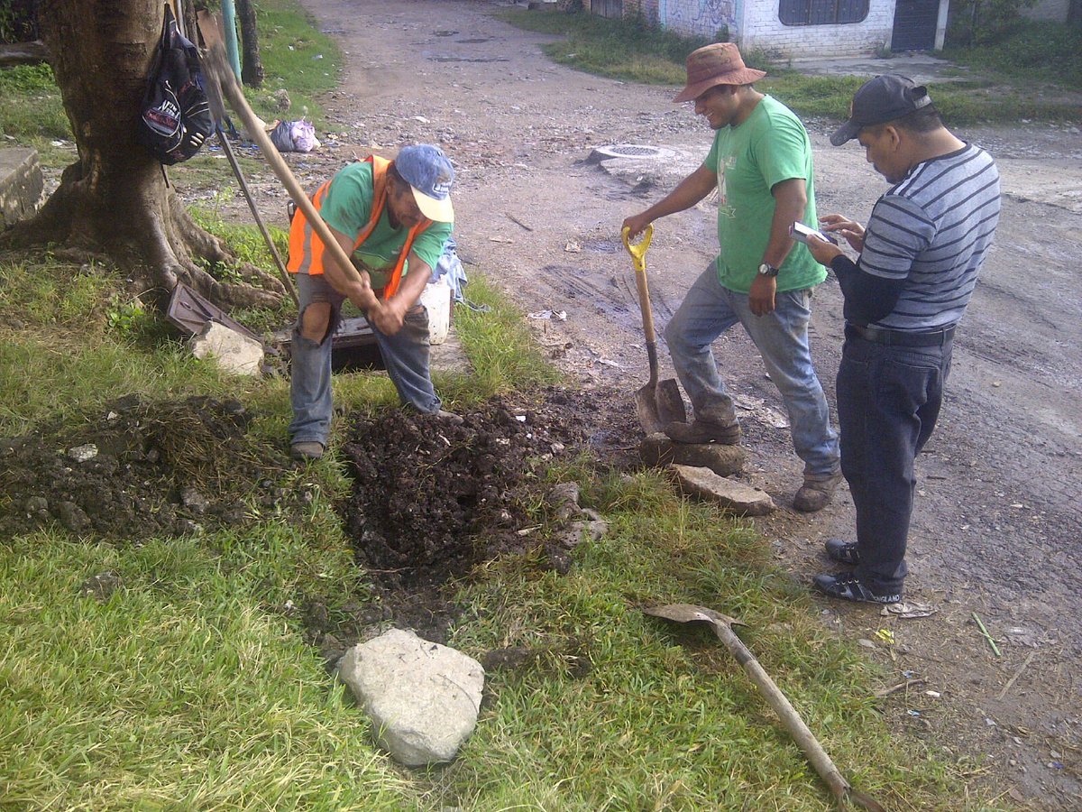 TuxtlaSMAPA's tweet photo. Personal del #SMAPA repara fugas de agua de tubería de 3" de diámetro, en diferentes calles de la Colonia Shanká. https://t.co/Ak0AYT5Get
