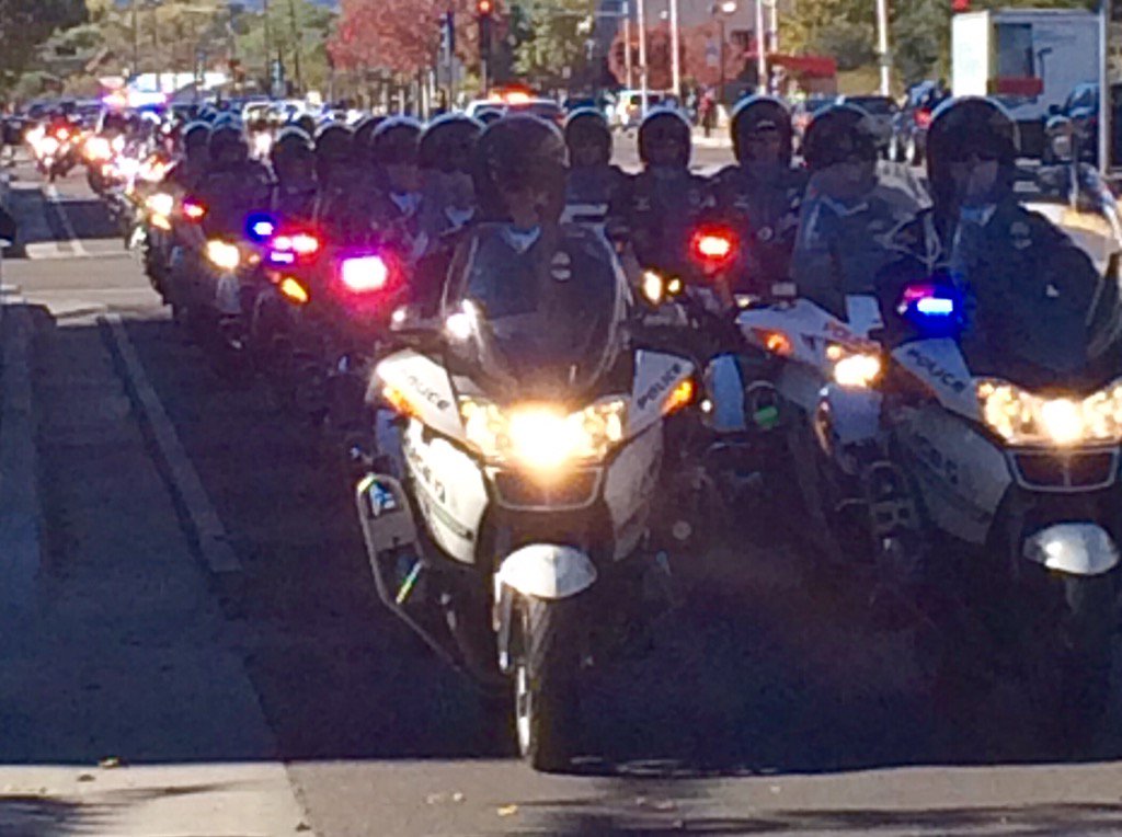 smaestasbarnes's tweet photo. Heartbreaking funeral procession for @abqpolice #OfficerWebster . RIP #DanielWebster #BlueLivesMatter #APD #abq https://t.co/2zebbJWFVM