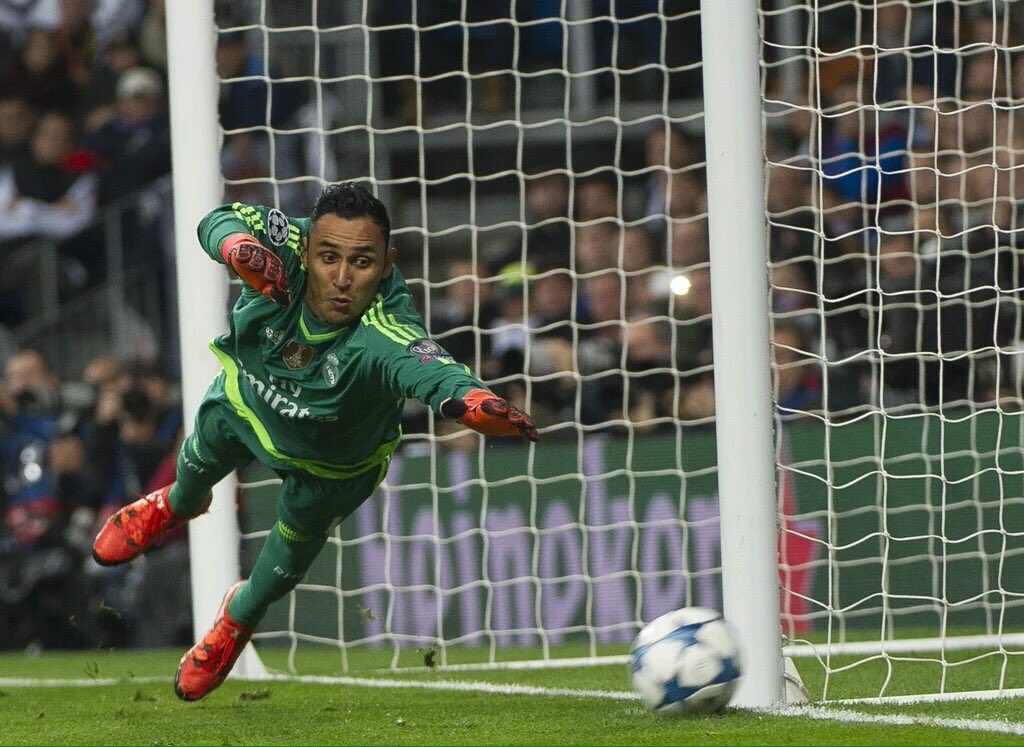 FutbolSuitshn's tweet photo. Keylor Navas es el primer portero que aguanta 530 minutos sin recibir ni un gol en la Champions League. Historico! https://t.co/D5Miba7dBE