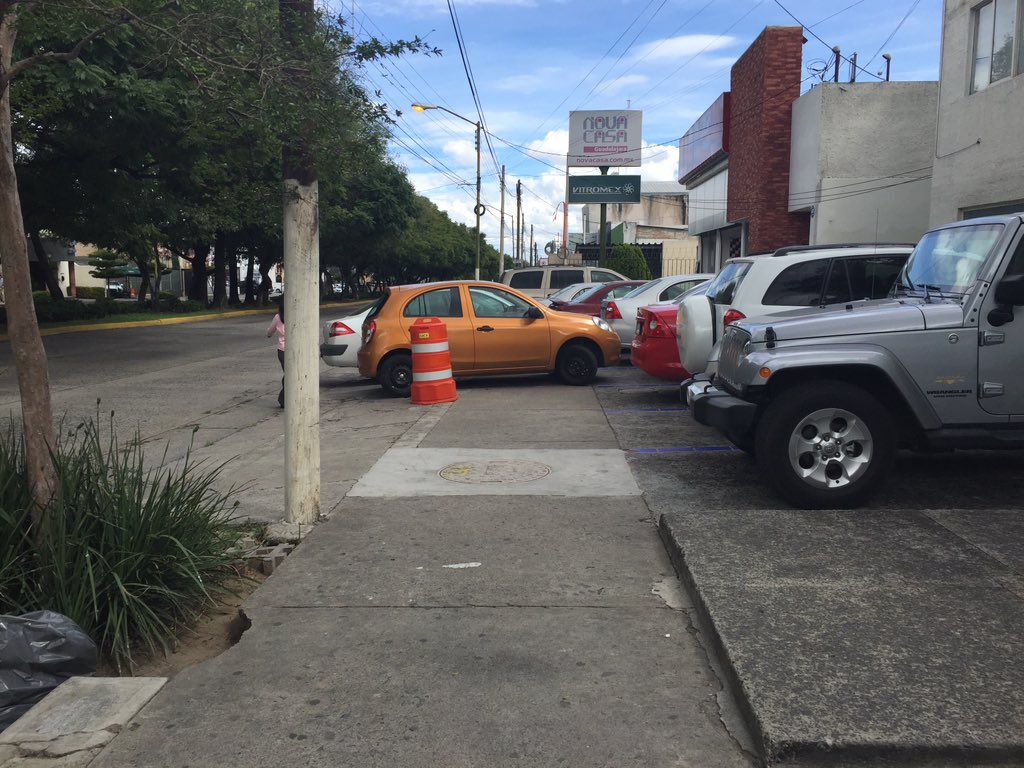 LuisMayorga83's tweet photo. @EnriqueAlfaroR todos los días se adueñan de la banqueta y debo caminar por el arrollo vehicular #BanquetasLibres https://t.co/bYg8MaWir6
