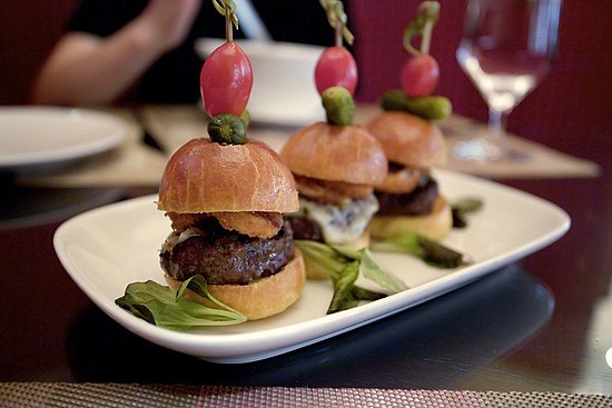 accountofbigS's tweet photo. Wow illyria has some gnarly dinning. #meataterian #meetallday #dontgivemebeefforit 🍔🍔🍔🍽 https://t.co/fYV0XXCeVG