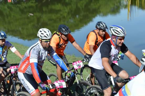 Entrepanasmtb's tweet photo. #4tavalida #copafox @FoxHeadVzla @LasDoceHoras @GatoradeVzla @Entrepanasmtb @dcastavenezuela @A1WINOFFICIAL #turmero https://t.co/VJwkWJX8Jg