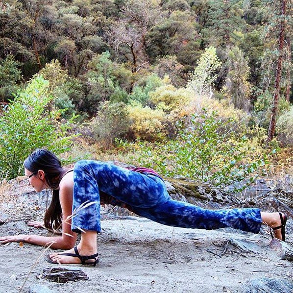 earth_runners_'s tweet photo. Move through life with beauty and grace 👣repost via @namaste_nicole #befreeyoga #beinyour… https://t.co/pY8f9d01cG https://t.co/vl9LFGHlcC