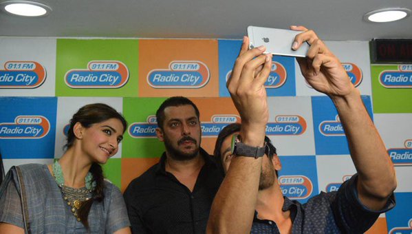 TeamSonaholic's tweet photo. Salman & Sonam at Radio City today for #PremRatanDhanPayo promotion
#8DaysToPRDP https://t.co/jqM0foDYrY