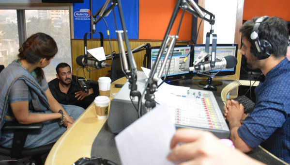 TeamSonaholic's tweet photo. Salman & Sonam at Radio City today for #PremRatanDhanPayo promotion
#8DaysToPRDP https://t.co/jqM0foDYrY
