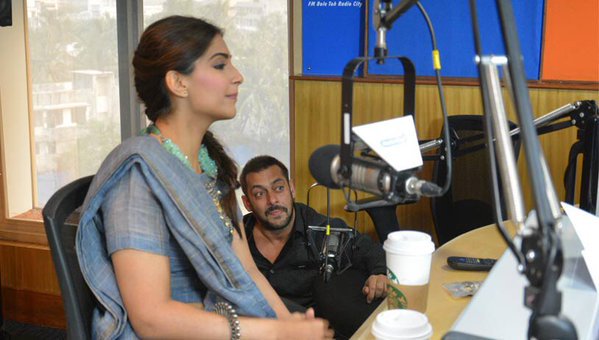 TeamSonaholic's tweet photo. Salman & Sonam at Radio City today for #PremRatanDhanPayo promotion
#8DaysToPRDP https://t.co/jqM0foDYrY