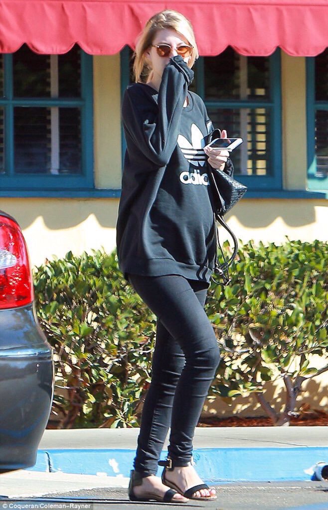 niallvoI6's tweet photo. tbh she looks cute af you go girl carry that golden child yes ma work https://t.co/fUFeK04XJm