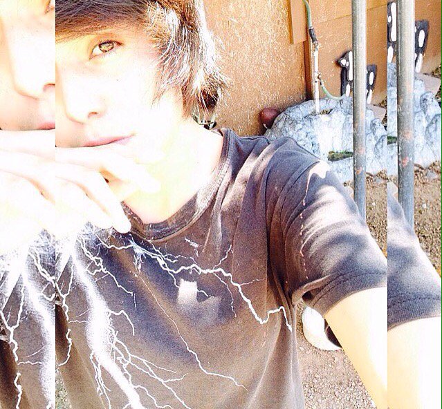 suckmytacos101's tweet photo. Hi I'm Tyler and I'm newwwwww rt for me 🌚🖕🏻 https://t.co/BpxdL9GISV