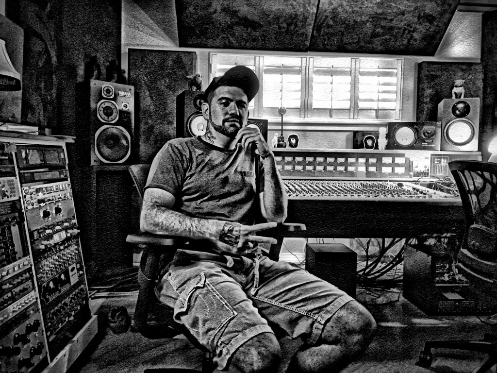 IrishThePen's tweet photo. Lock me in the studio & throw away the key ππ #StudioFlow #StudioJunky #MusicLife #Songwriter #Writer #Lyrics https://t.co/alyO1bb4xB