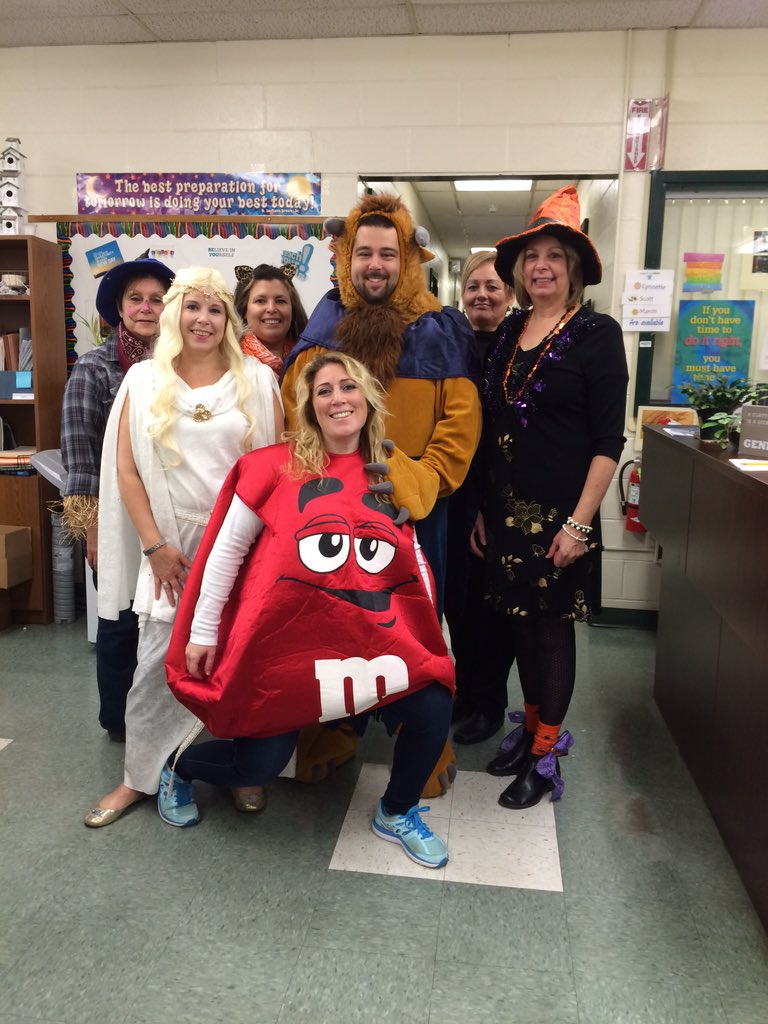 Everyone gets in on the fun <a href="/MeadowHillGEMS/">Meadow Hill GEMS</a> #proudtobeagem #grade1gems #halloween2015