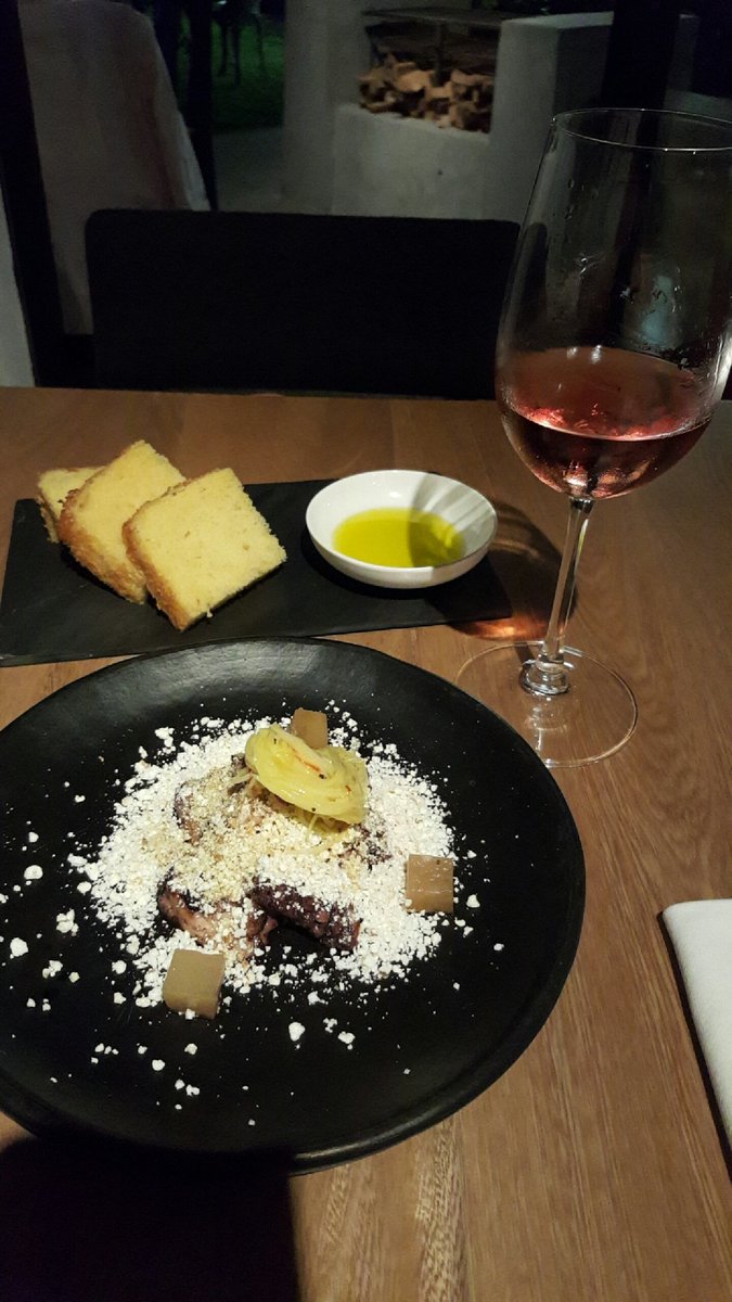 santiagotavera's tweet photo. Comiendo el mejor pulpo de Medellín. #Barcal #Pulpo #Dinner https://t.co/d5DUuOfRZd
