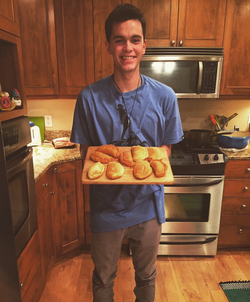 zweb24's tweet photo. Made empanadas for din 🇦🇷 https://t.co/uqY5zIFxoc