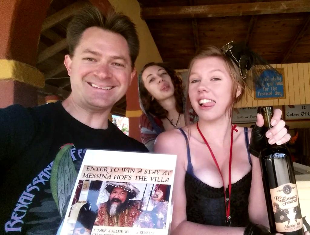 Michaelcx's tweet photo. Can never have too much fun 
#TexRenFest &amp; #MessinaHOF 
#KingsRed #DrinkResponsibly
(#outtakes) https://t.co/45w3Hr3RnT