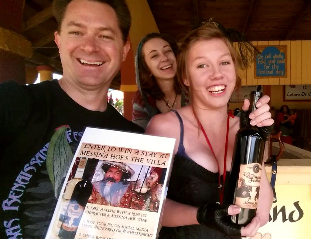 Michaelcx's tweet photo. Can never have too much fun 
#TexRenFest &amp; #MessinaHOF 
#KingsRed #DrinkResponsibly
(#outtakes) https://t.co/45w3Hr3RnT