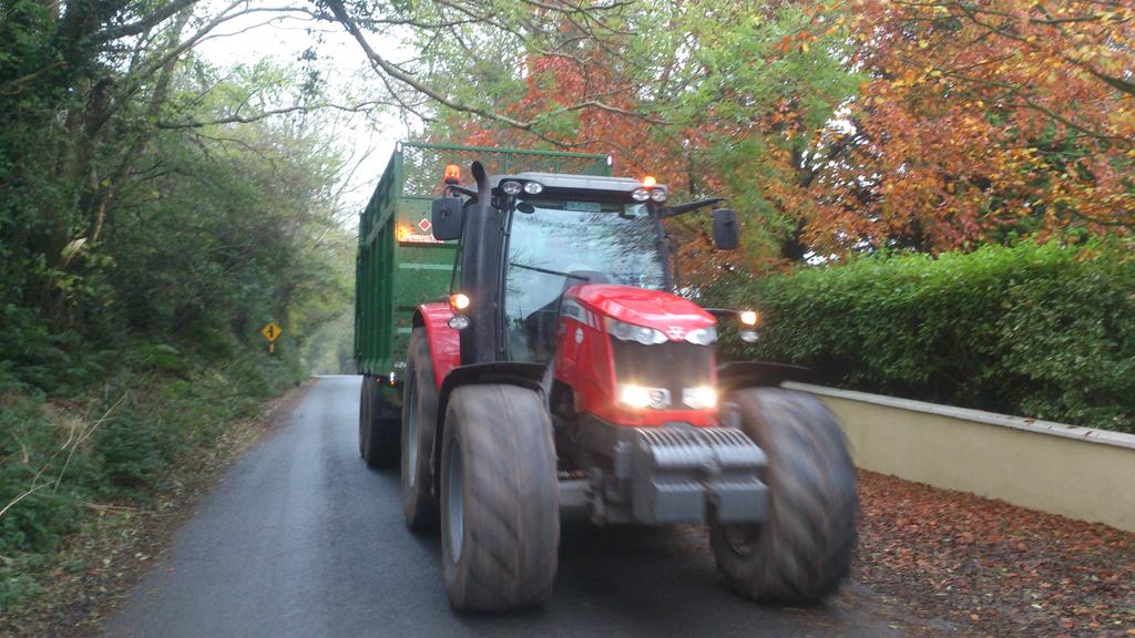 padraig_ocall's tweet photo. The lads enjoying a busy weekend at the maize #maize #silage15 #ocallaghanagri @MichelleMoca83 @Eily06 https://t.co/3BPmci5R7P