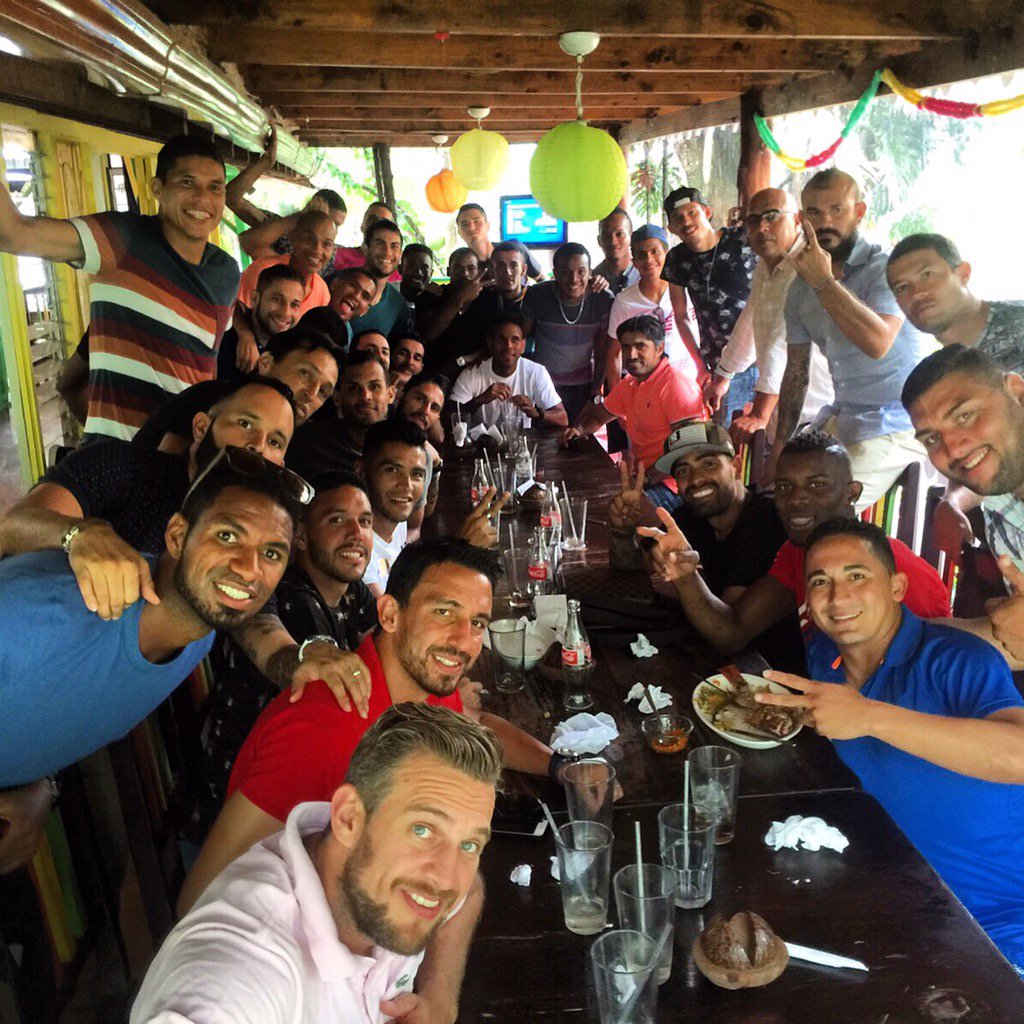 AriasYoss's tweet photo. Mas que compañeros esto es una familia y dar gracias a Dios por estar en ella⚽️🙏🏽💯 https://t.co/U9tMScIBMy