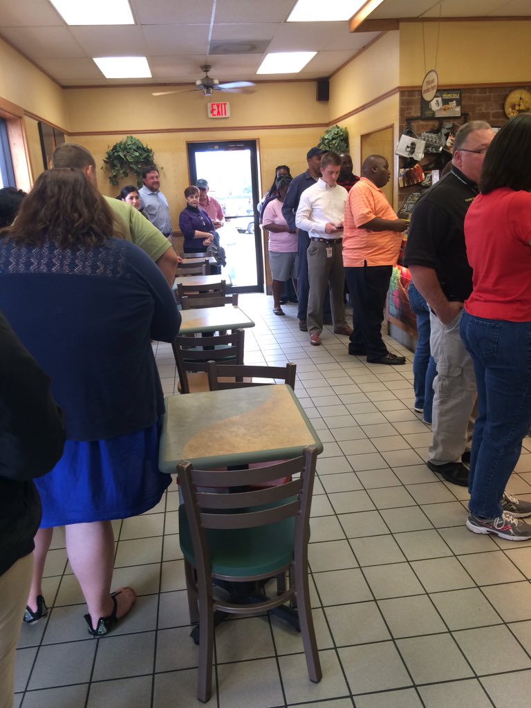 mississippiamyw's tweet image. The line at @SUBWAY on 25th in Gulfport. Always efficient-even on #NationalSandwichDay-in and out in 20 min #timedit