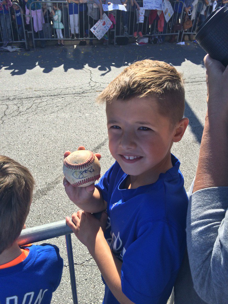 srags02's tweet photo. Thanks for making my kids day today @TheRealJGuts #KCRoyals2015 https://t.co/JWXiynAknW
