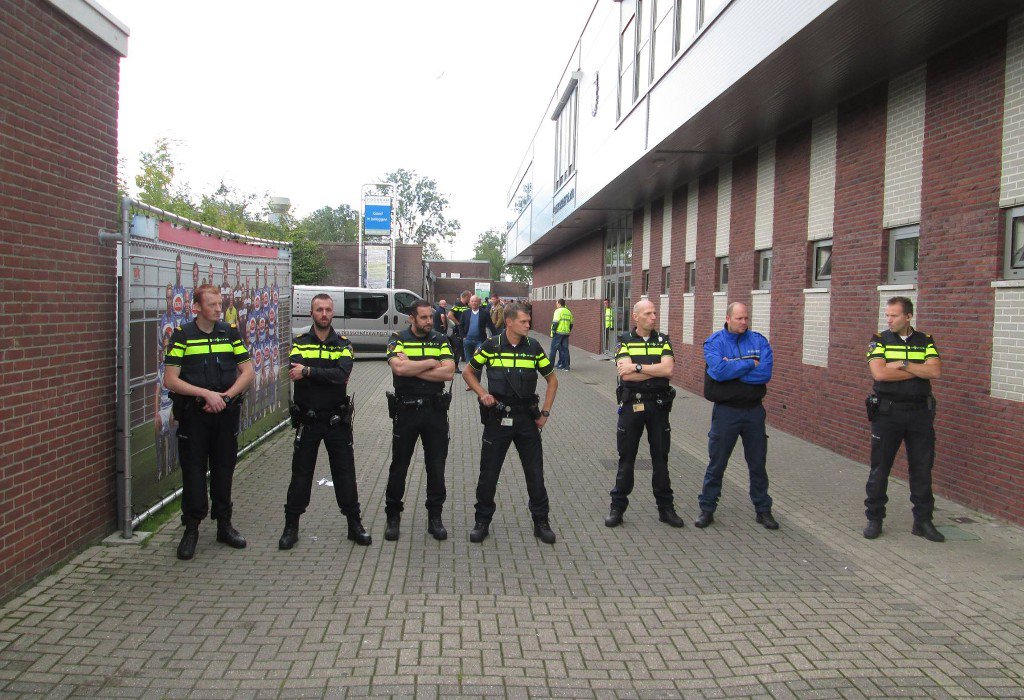 telegraaf's tweet photo. Spakenburg schorst leden na rellen september https://t.co/gElXOqroUZ https://t.co/lhjrZfRrAb