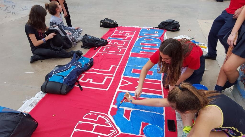 CELS_Roja's tweet photo. Hoy continuamos pintando las banderas para el debate TODOS JUNTOS https://t.co/TFVIwE2JRa