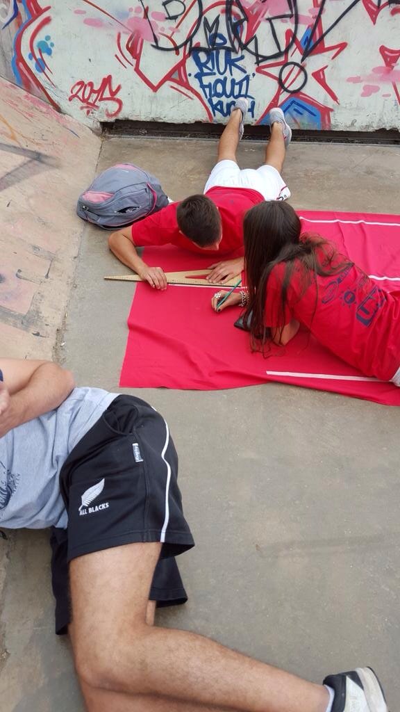 CELS_Roja's tweet photo. Hoy continuamos pintando las banderas para el debate TODOS JUNTOS https://t.co/TFVIwE2JRa