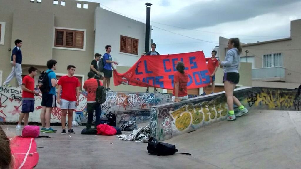 CELS_Roja's tweet photo. Hoy continuamos pintando las banderas para el debate TODOS JUNTOS https://t.co/TFVIwE2JRa