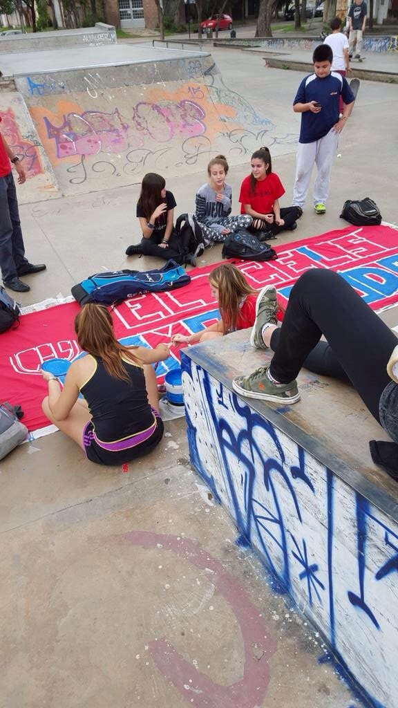 CELS_Roja's tweet photo. Hoy continuamos pintando las banderas para el debate TODOS JUNTOS https://t.co/TFVIwE2JRa