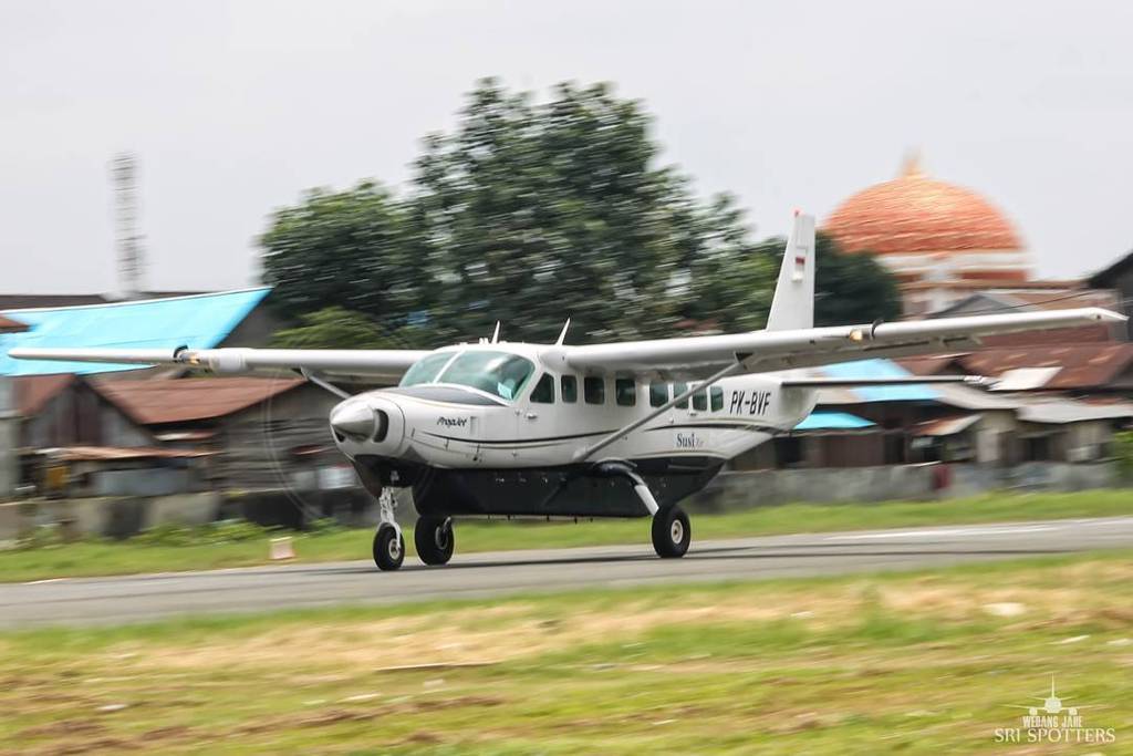 MEGAPLANE's tweet photo. #MEGASHOT by kurniawan99 🚄💨💨💨💨💨
#susiair #cessnagrandcaravan #c208B #propeller #propjet #lenspropeller https://t.co/3gKv1m7lXQ