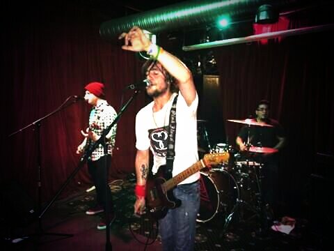 SafeSecrets4U's tweet image. Just broke 2500 followers. Someday we'll hit 5,000,000 just #watchoutworld @Fender @ghsstrings @Lightning100 #lufc