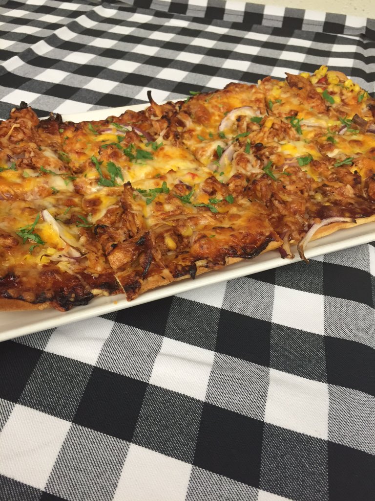 No need to order out for pizza when we have flat breads that look this good! BBQ chicken flatbread #crispy #saucy
