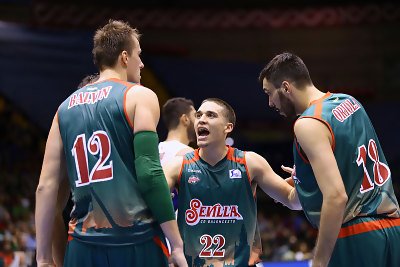 Cajismo's tweet photo. Nuestro homenaje a una figura vital en el #cbsevilla.

"No te vayas nunca, @scottbamforth"

https://t.co/Kdg1oDli6K https://t.co/AOJqOHGaPe