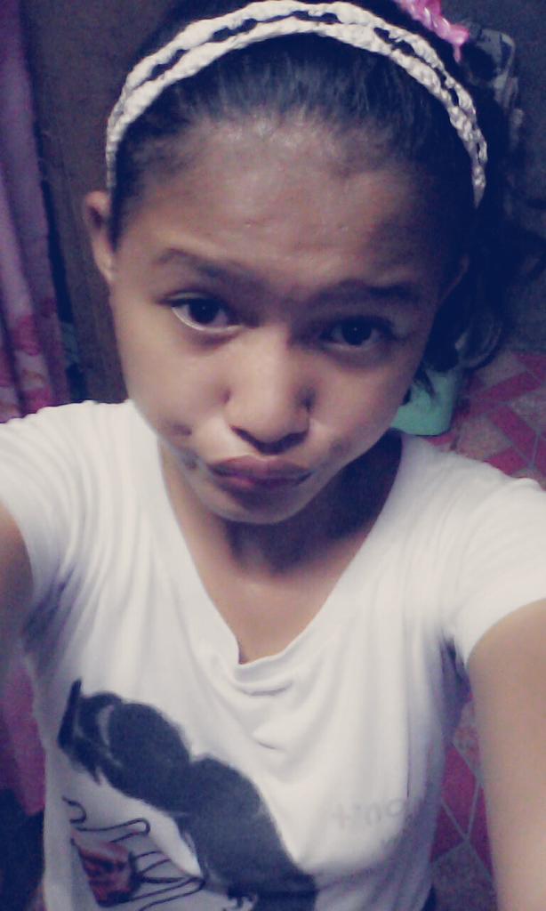 XLontoco's tweet photo. #boring naman Kaya selfie nalang sa bahay https://t.co/2LUkoBZ4RR