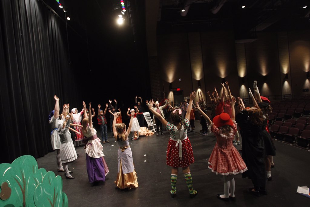 sentineltribune's tweet photo. Now: kids with Horizon Youth Theatre gather at Otsego high school before rehearsal. Photo by @pooleyjd https://t.co/p6nbzZ3R3R