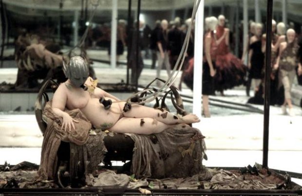 Proud Maryves בטוויטר Iconicfashionmoment Michelle Olley For Alexander Mcqueen S S 2001 Voss Https T Co I76ks7fdiv