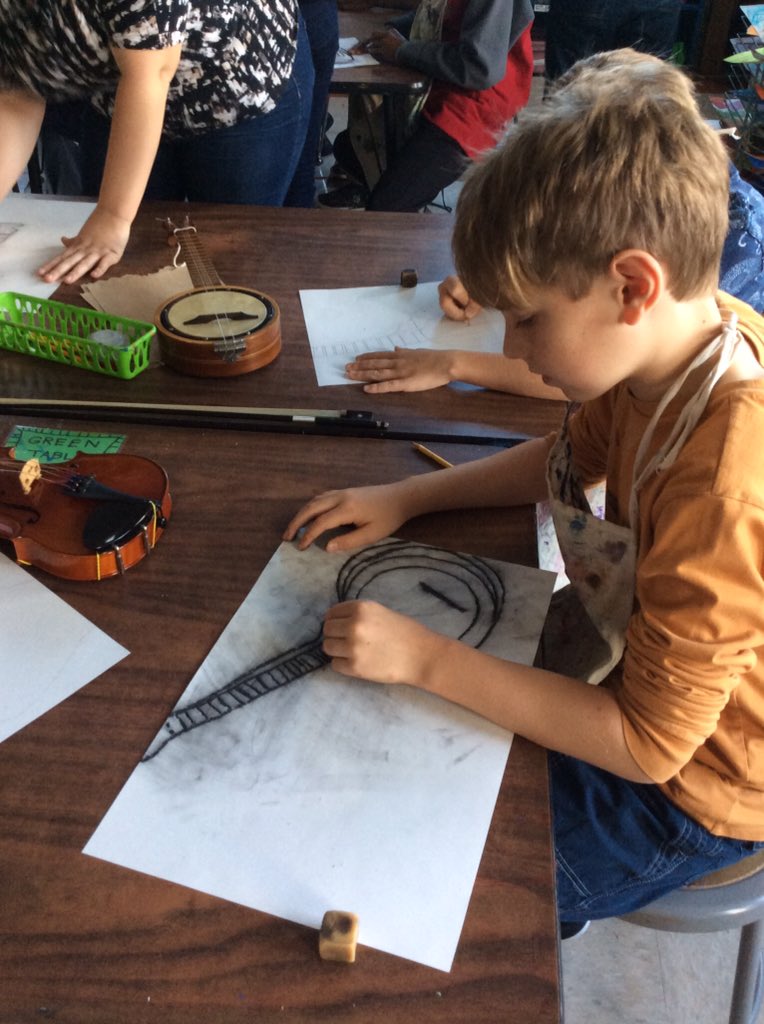 iaaartstudio's tweet photo. Observational drawing in fifth grade: lines and stringed instruments! #iaavt #bsdpd https://t.co/Y2cGLyKLH5
