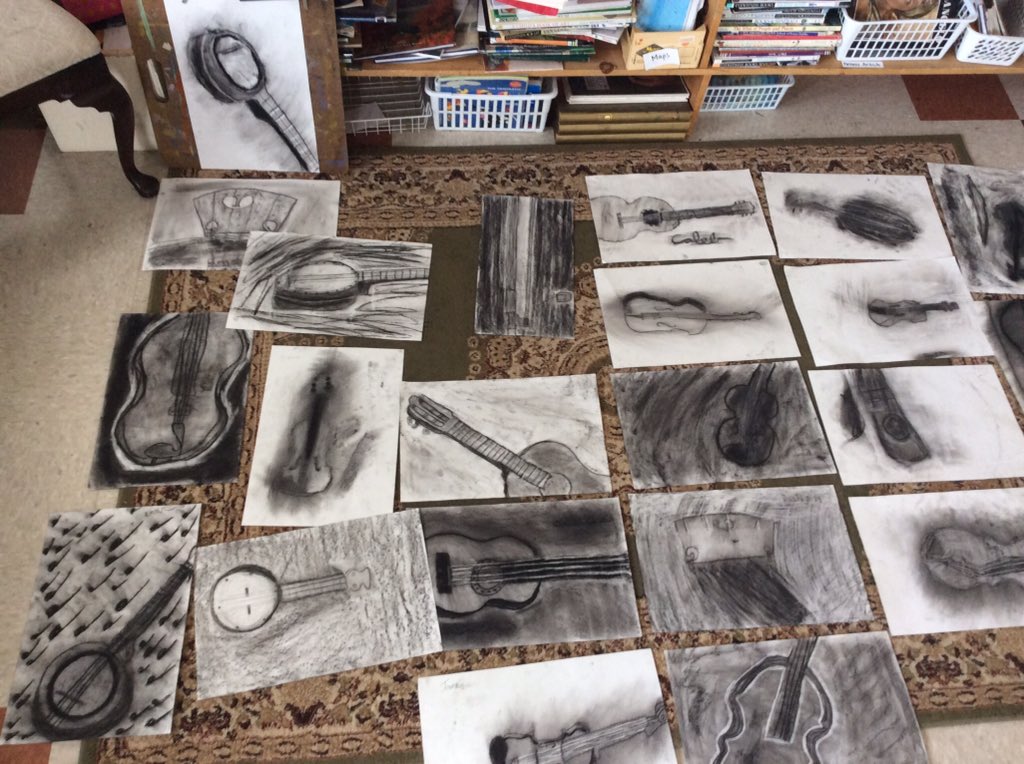 iaaartstudio's tweet photo. Observational drawing in fifth grade: lines and stringed instruments! #iaavt #bsdpd https://t.co/Y2cGLyKLH5