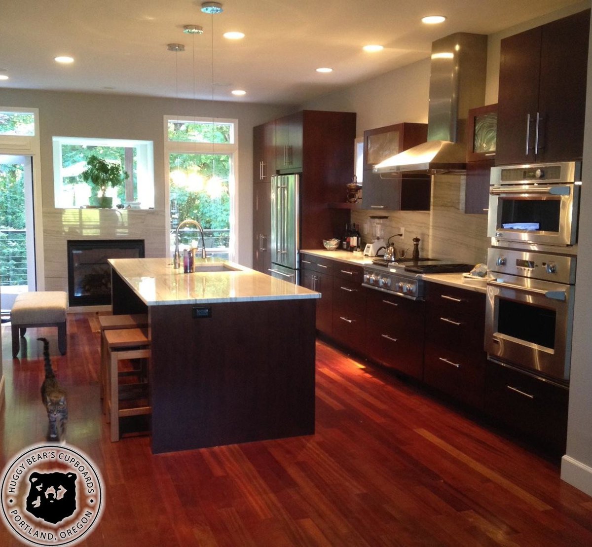 HBCupboards's tweet photo. A great kitchen with darker wood cabinets but it still feels bright and welcoming. #KitchenCabinet #HuggyBear https://t.co/AXAtA0Pngy